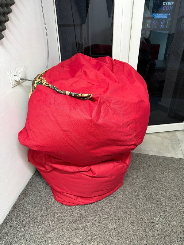 Офисные кресла, столы, кофемашина, мешок, стеклянная посуда 7