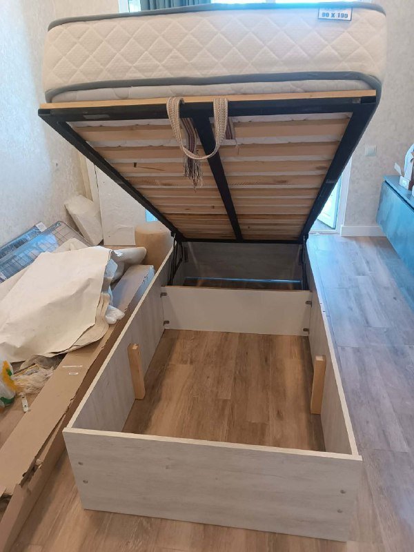 Кровать и тумба