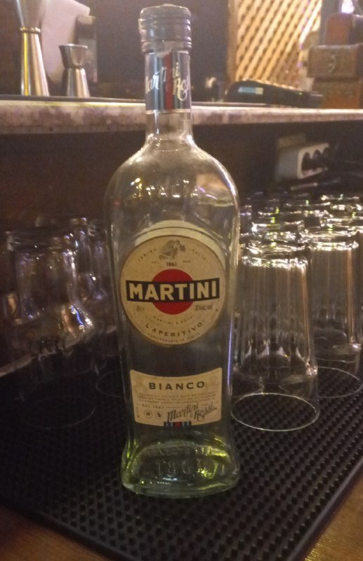 Пустые бутылки от алкоголя Мартини, Квантро, Ягеря 3