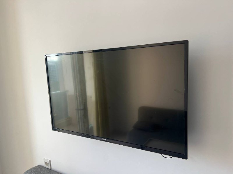 Чайник, раковина с краном, сушка для посуды, посуда, телевизор, диван, стол, стул, столик, кровать, шкаф, раковина и зеркало 7