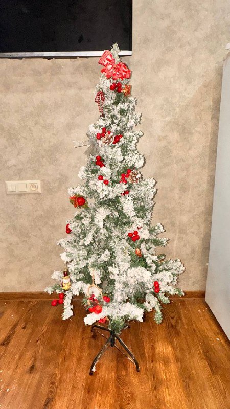 Ёлка с инеем и декором, зелёная ёлка с гирляндой 2