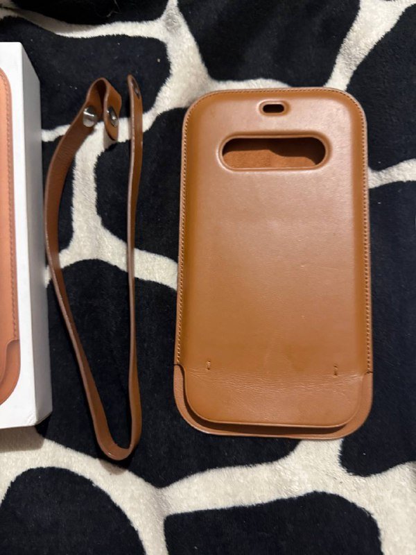 Оригинальный кейс Apple Leather Sleeve MagSafe 3