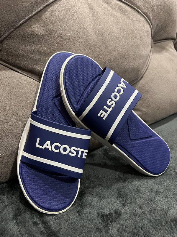 Кофта зеленая, джинсовая юбка, шлепки Lacoste, туфли на танкетке, кроссовки Calvin, черные туфли 4