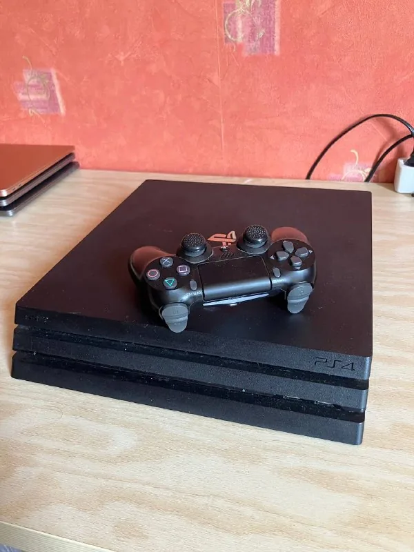 PlayStation 4 Pro, MacBook Pro 13" M2, MacBook Pro 13" A1989 1