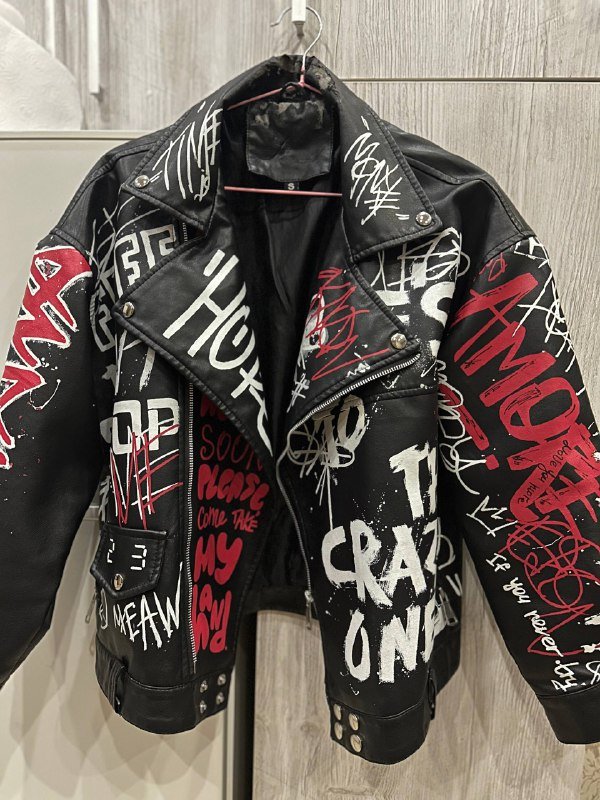 Стильная куртка из эко-кожи с рисунками