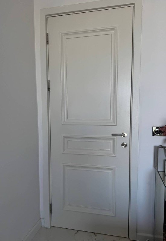 Межкомнатная дверь белая с рамой и ручками 1