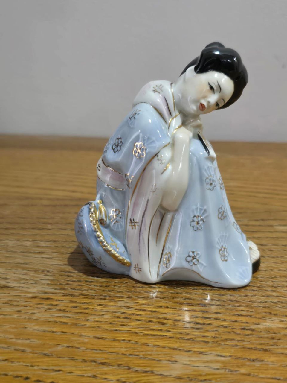 фарфоровая статуэтка фигурка девушки