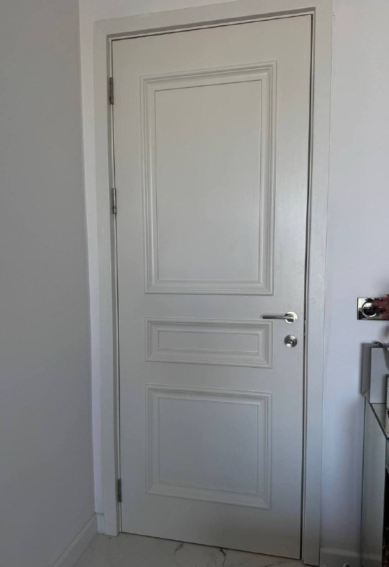 Межкомнатная дверь с рамой и ручками 2