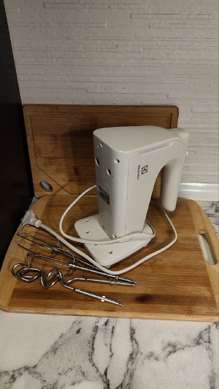 Погружной миксер Electrolux EHM4W с венчиками