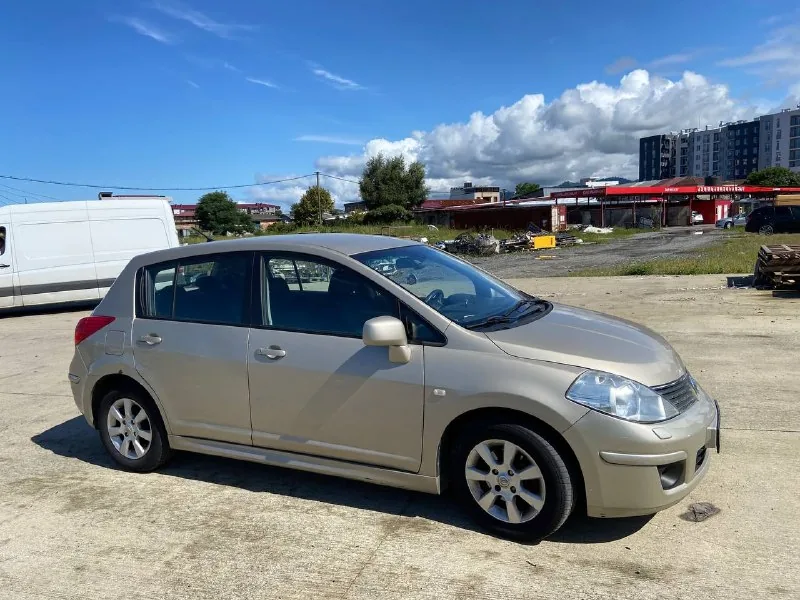 Nissan Tiida 2011 1