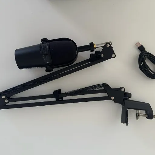 Микрофон Shure MV7-K, лампы Aputure MC, AL-M9, MT Pro
