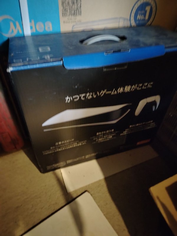 Пустые коробки от MacBook и iPhone