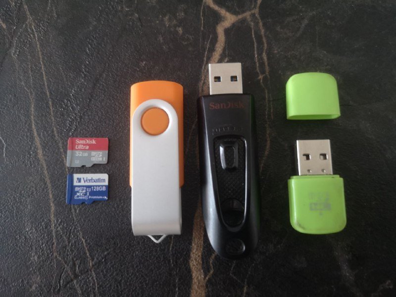 Металлический кардхолдер, USB кабели, мышь, флешки, кардридер