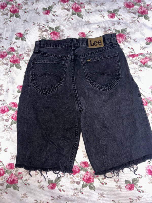 Рубашка белая Asos, коричневая кофта H&m, дождевик Puma, рубашка Ralph Lauren, футболка NY Yankees, ремень с мехом, рубашка Ikea, джинсы Levi’s, кепка, жилетка, рубашка DC, наушники Sennheizer, шорты Lee 10