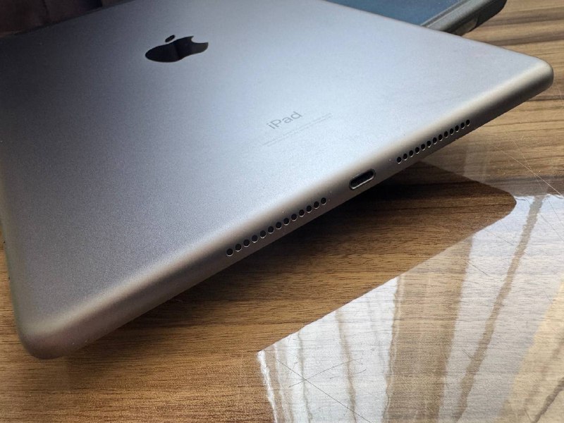 iPad 8, Apple Pencil, Magic Keyboard, ECCO shoes