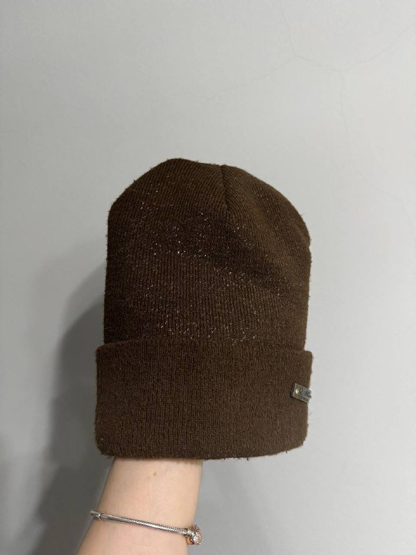 Кремовый пиджак, зимняя шапка 3