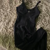Красный пиджак H&M, черный пиджак H&M, костюм для йоги, юбка, кофта Reebok, туника Reebok, юбка, ветровка Waikiki, сумка Reebok, юбка, шорты Zara 3