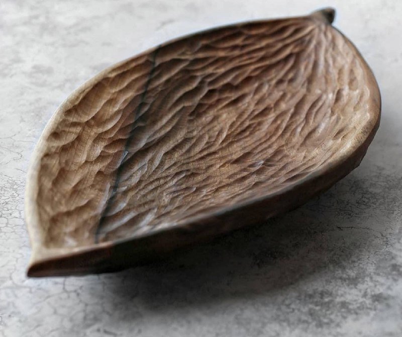 Деревянное блюдо ручной работы