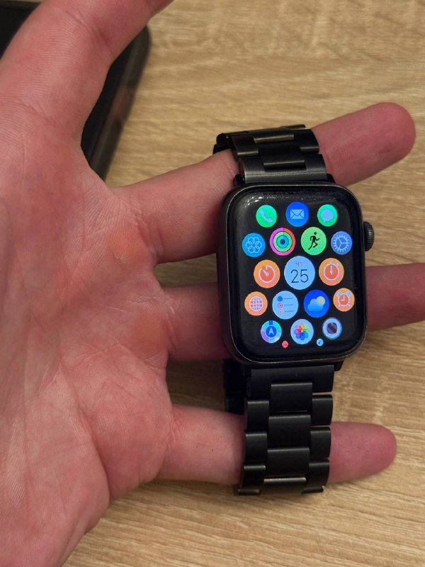 Apple Watch SE со ремешком и зарядным устройством 7