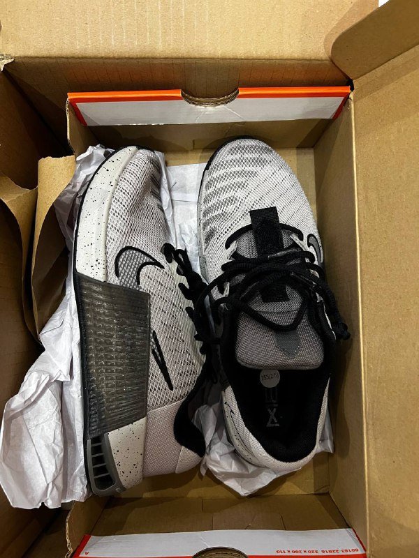 Шлепки, черные, черно-белые и серо-белые кроссовки 8