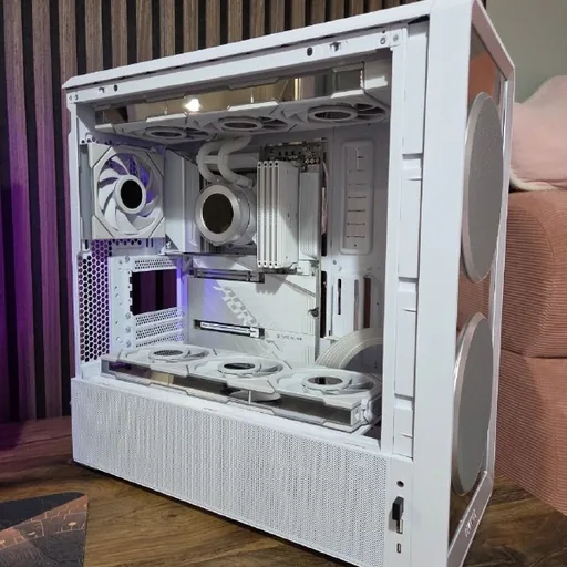 Кейс Lian Li Lancool 217, материнская плата Aorus X870 Stealth Ice, вентиляторы Lian Li TL Wireless LCD