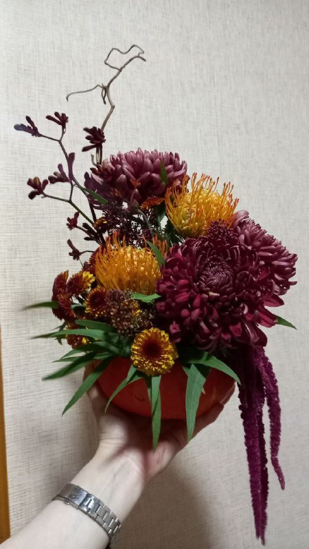 Свежая композиция из срезанных цветов в тыкве 2