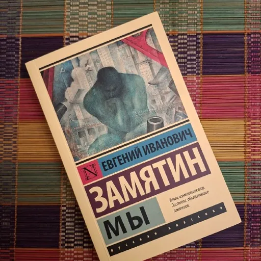 Книга, кабель, спрей, щетка, рулетка, пуходерка