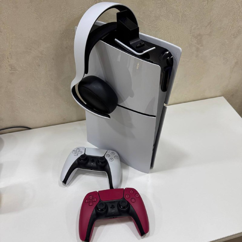 Play Station 5 с двумя джойстиками и наушниками