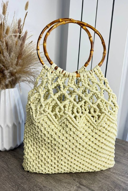 Вместительная сумочка с бамбуковыми ручками