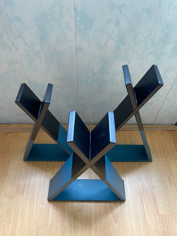 Три окрашенные полки из сосны, две большие и одна маленькая 3