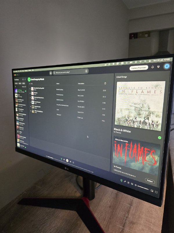 Рабочие столы, напольная лампа, монитор LG 27GL650F-B 2