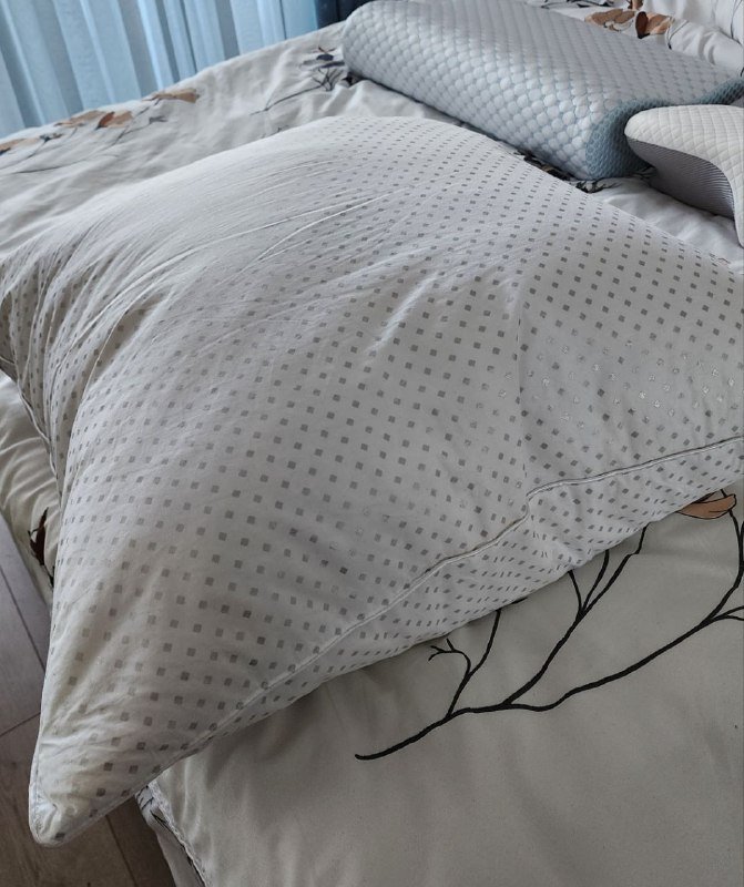 Пуховая подушка, неоновый светильник, книга, USB тройник, компрессионные гольфы