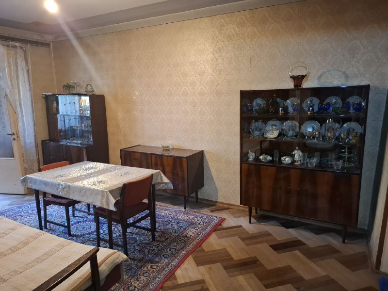 Диван, сервант, гардероб, стол со стульями, шкаф, ковер 6