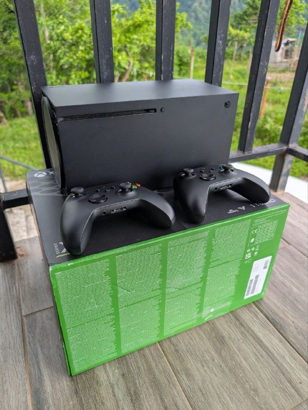Xbox Series X, два геймпада