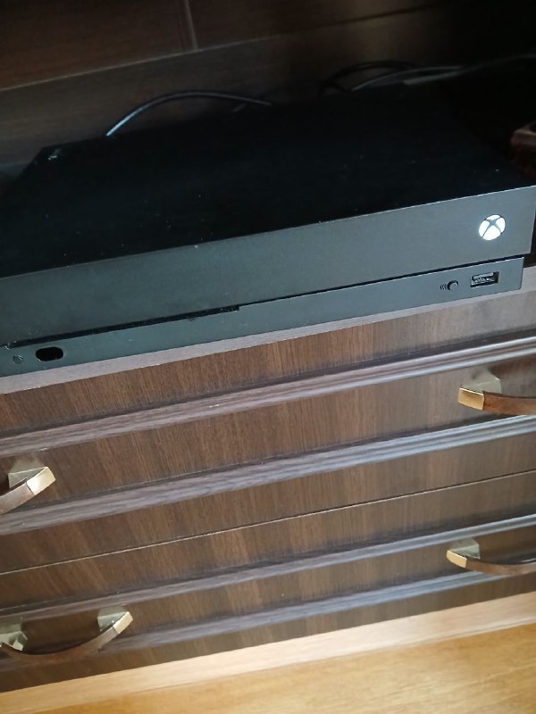 Xbox One X с геймпадом и играми 3