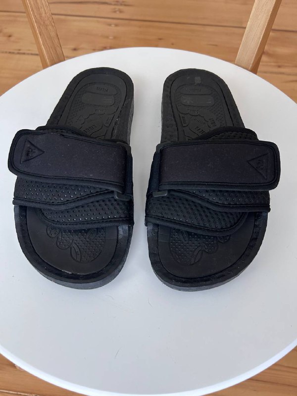 свитер ARKET, шапка, шлепанцы Adidas, брюки Uniqlo, игрушка h&m home, переходник 4
