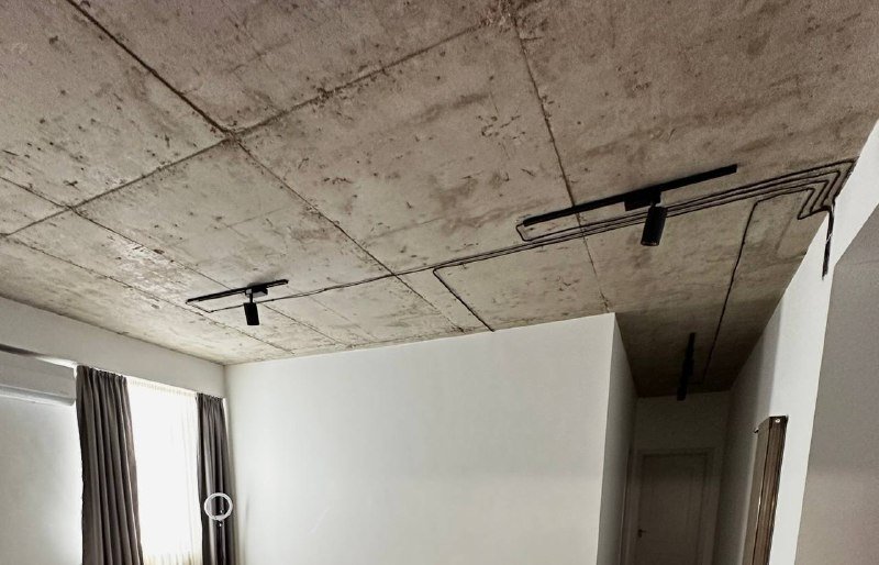 Черные лампы, Белая люстра