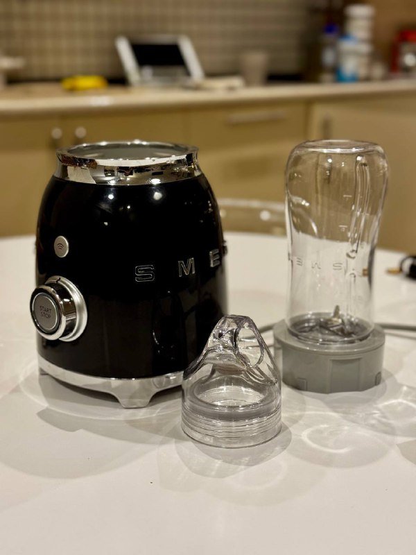 Блендер Smeg BLF01 с стаканом Smeg BGF03